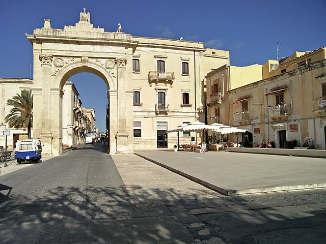 porta_reale_noto_restaurata_anno_2014